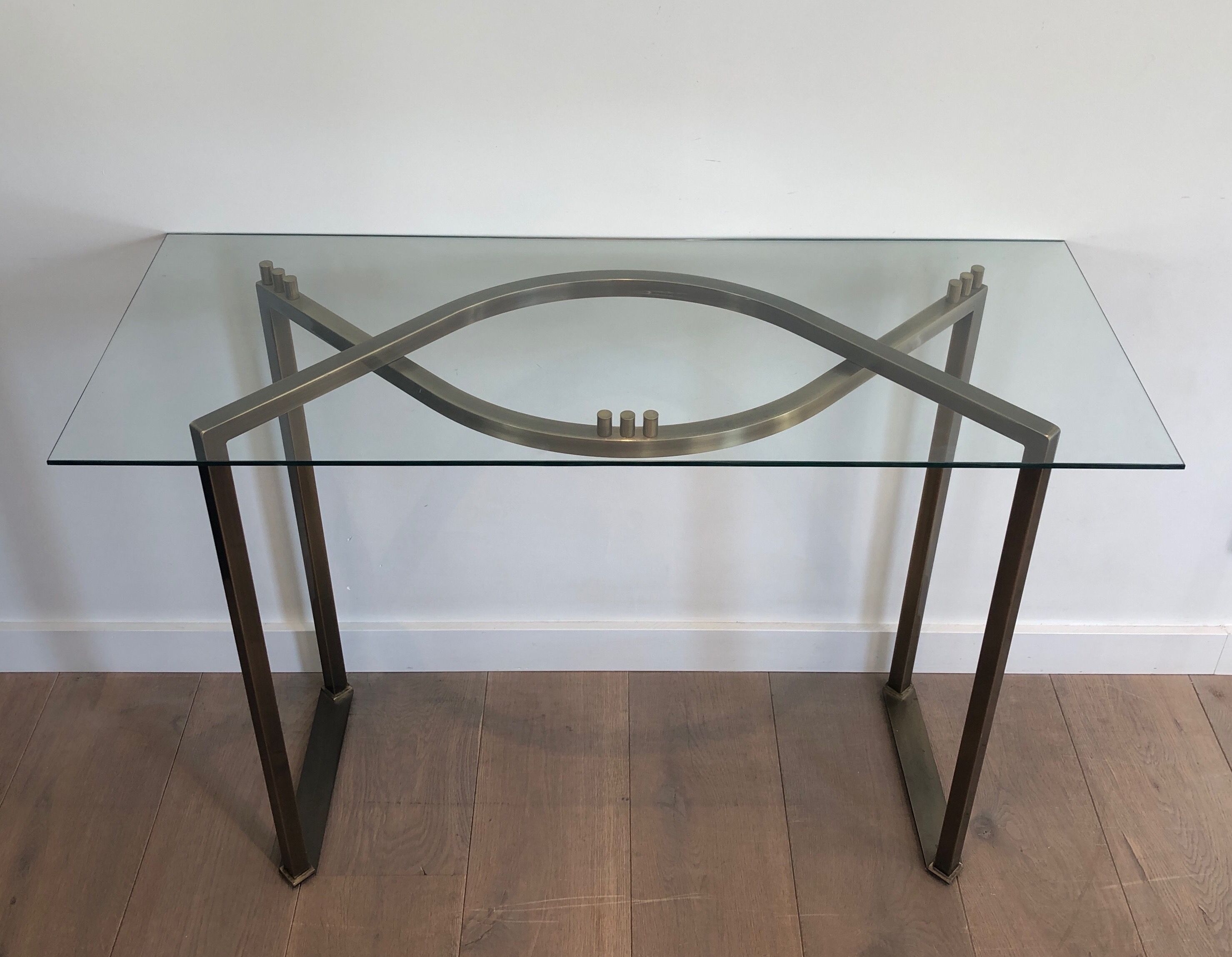 Console in brushed steel and brass and tray formed of a glass slab. French work. Around 1970