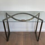 Console en acier brossé et laiton et plateau formé d'une dalle de verre. Travail français. Vers 1970