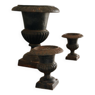 Lot de trois vases Médicis en fonte