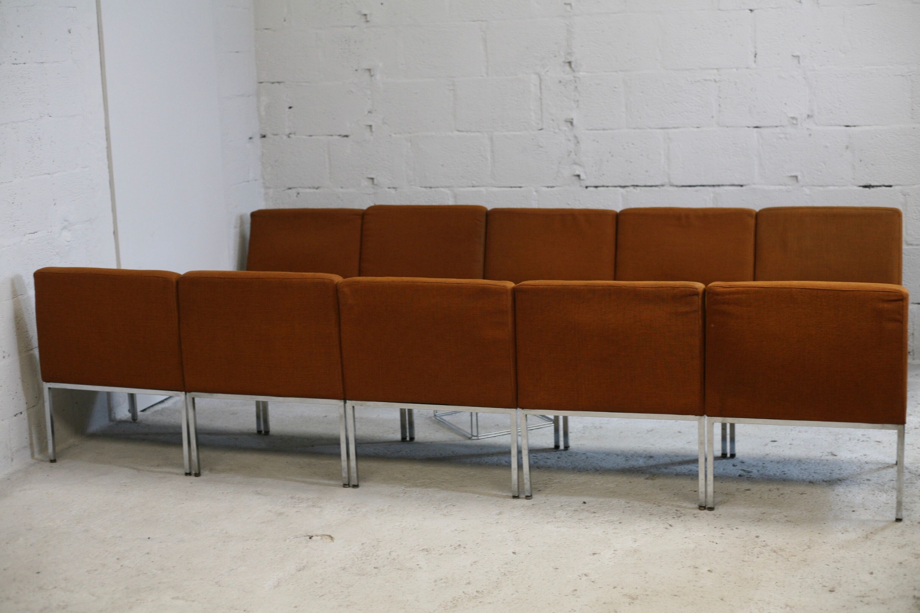 Ensemble de 10 chauffeuses de Louis Baillon, édition Planforms formant canapé modulable, circa 1950