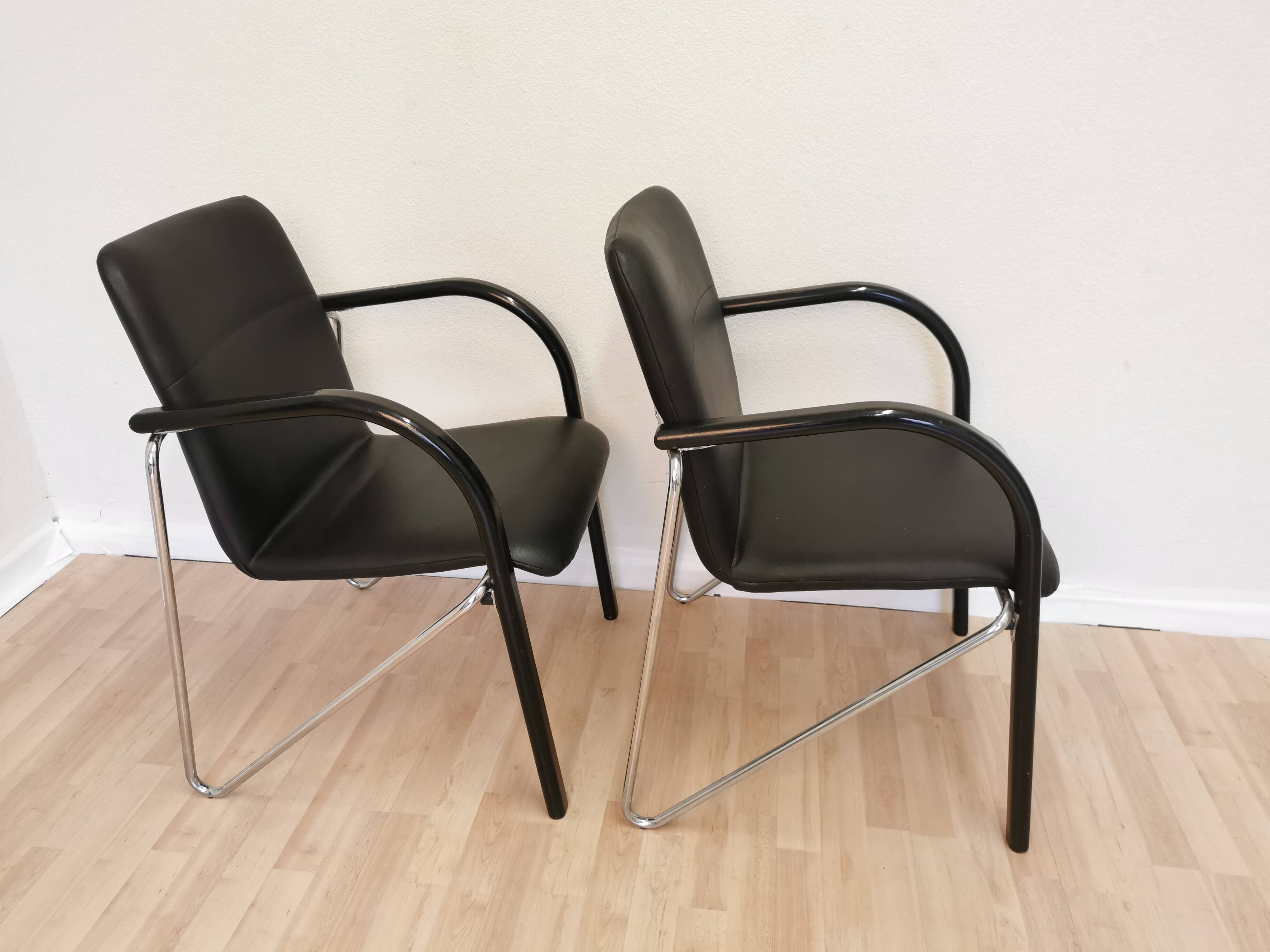 Set of 2 vintage office chairs in black leather chrome base plastic armrests / retro 1980s room