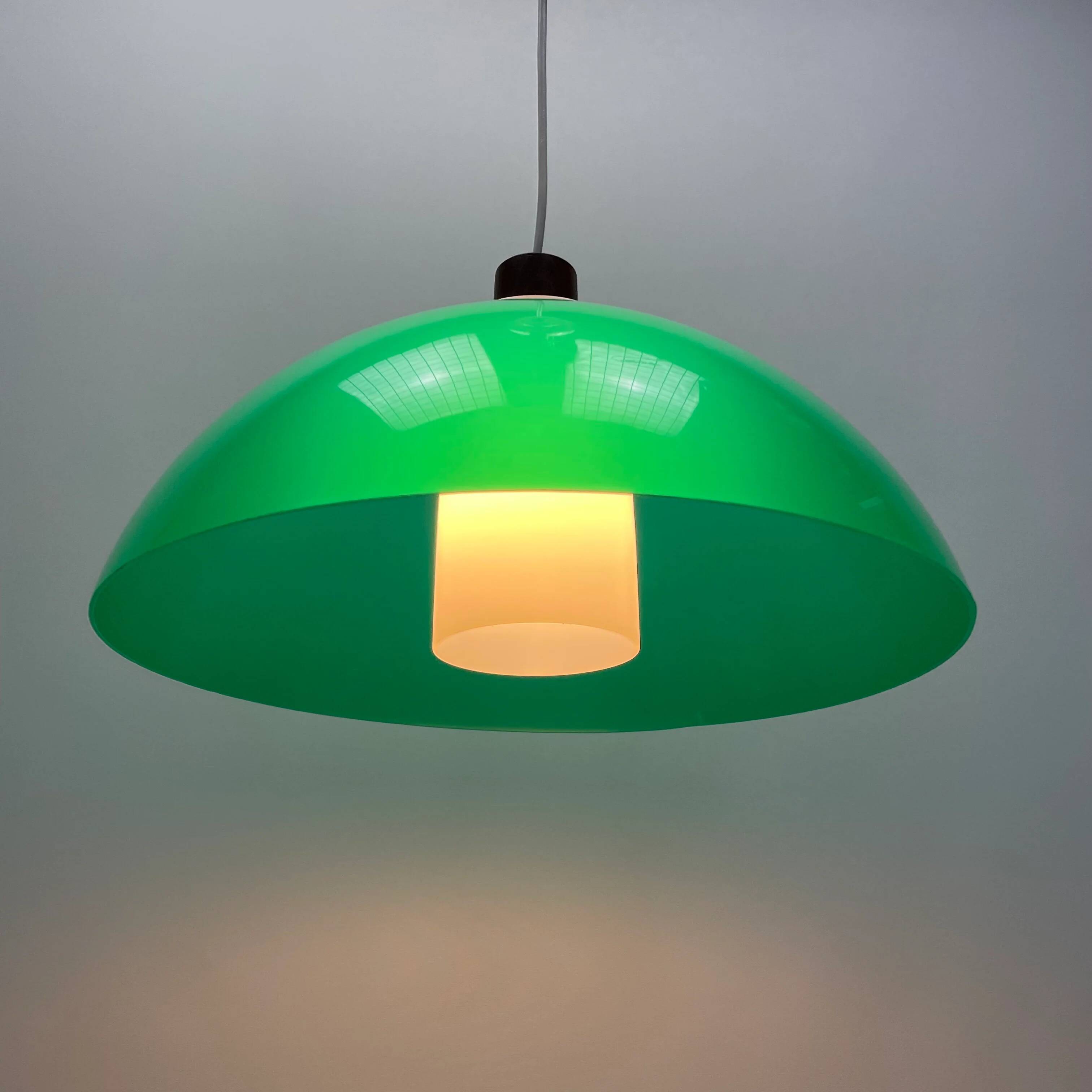 Suspension champignon verte par Uno & Östen Kristiansson pour LUXUS, Suède 1960