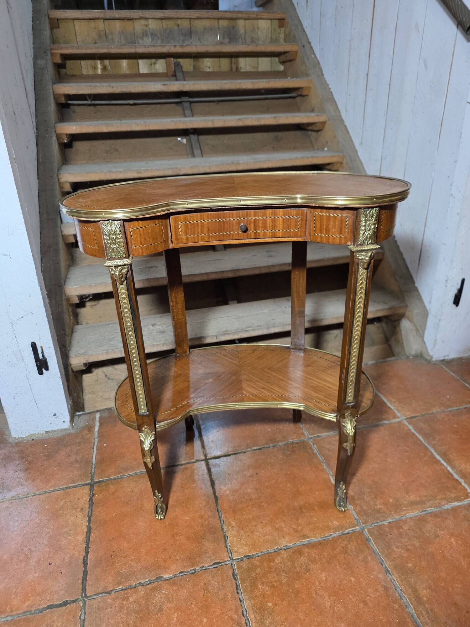 Kidney-shaped bedside table in Louis XV style with marquetry.