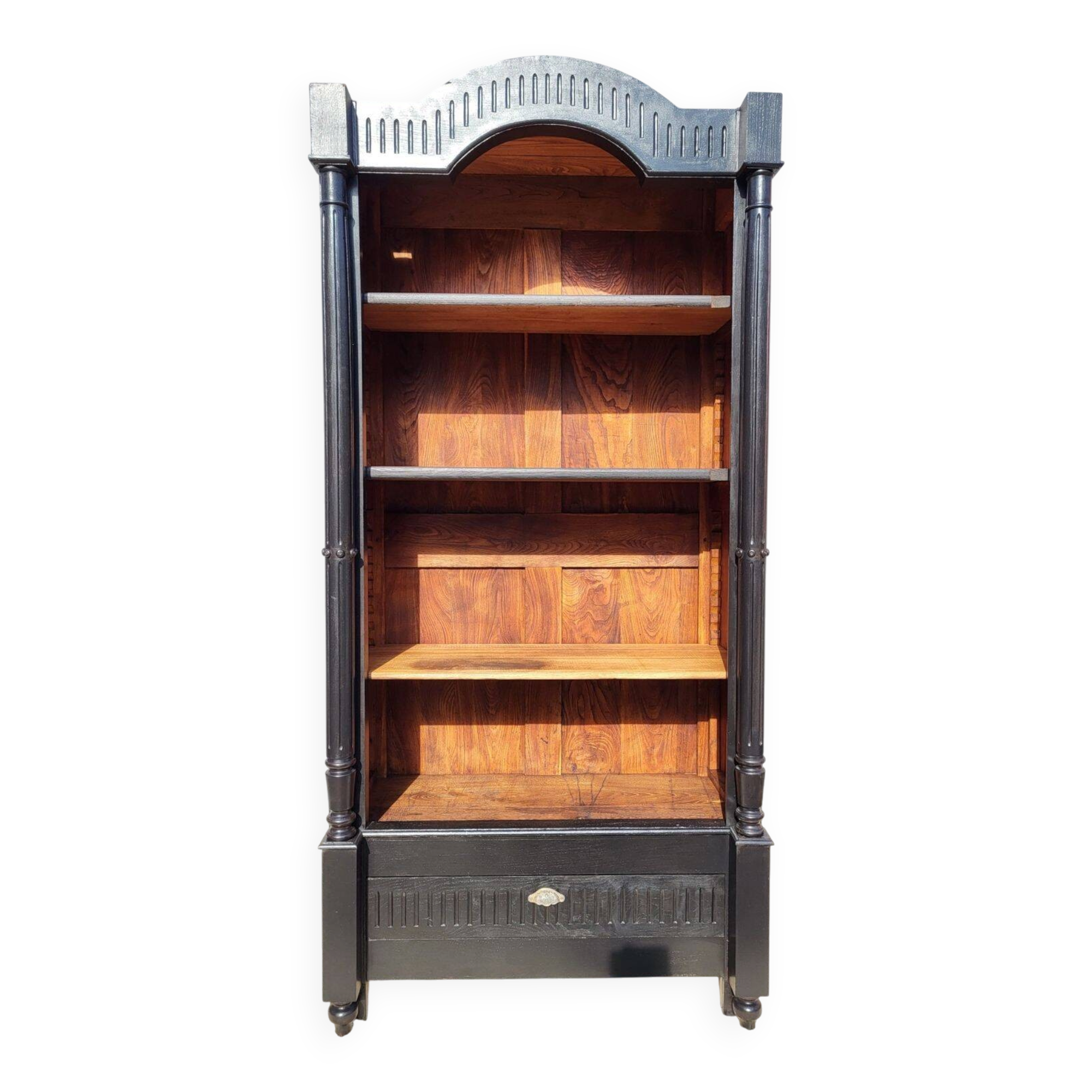 Monumental library with black two-tone oak.
