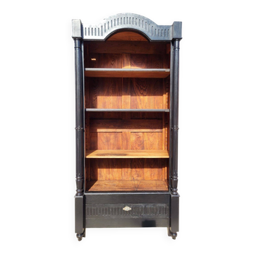 Monumental library with black two-tone oak.