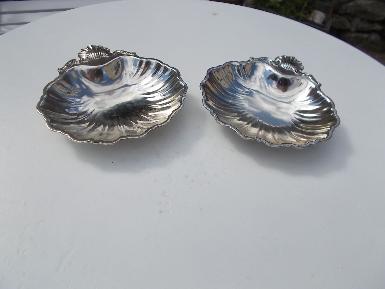Set of 2 cups shaped metal shell