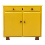 Buffet vintage jaune – pièce lumineuse et pleine de charme