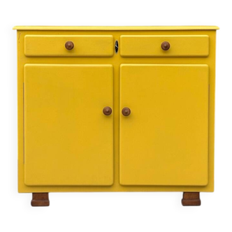 Buffet vintage jaune – pièce lumineuse et pleine de charme