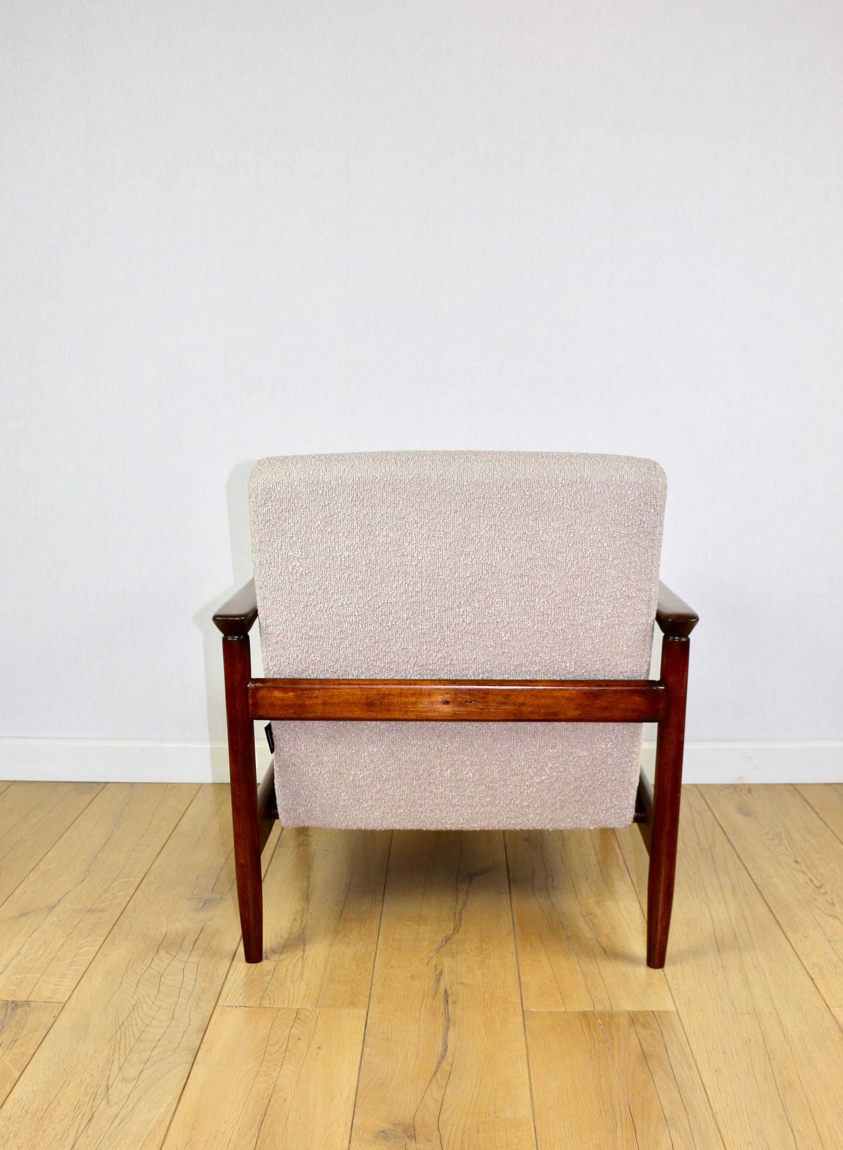 Fauteuil GFM-142, design d'Edmund Homa des années 70, en bouclé beige, bois foncé.