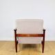 Fauteuil GFM-142, design d'Edmund Homa des années 70, en bouclé beige, bois foncé.