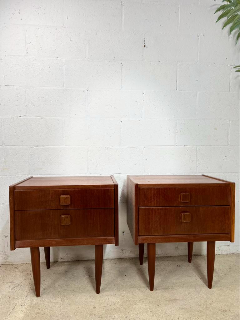 Paire de tables de chevet  vintage