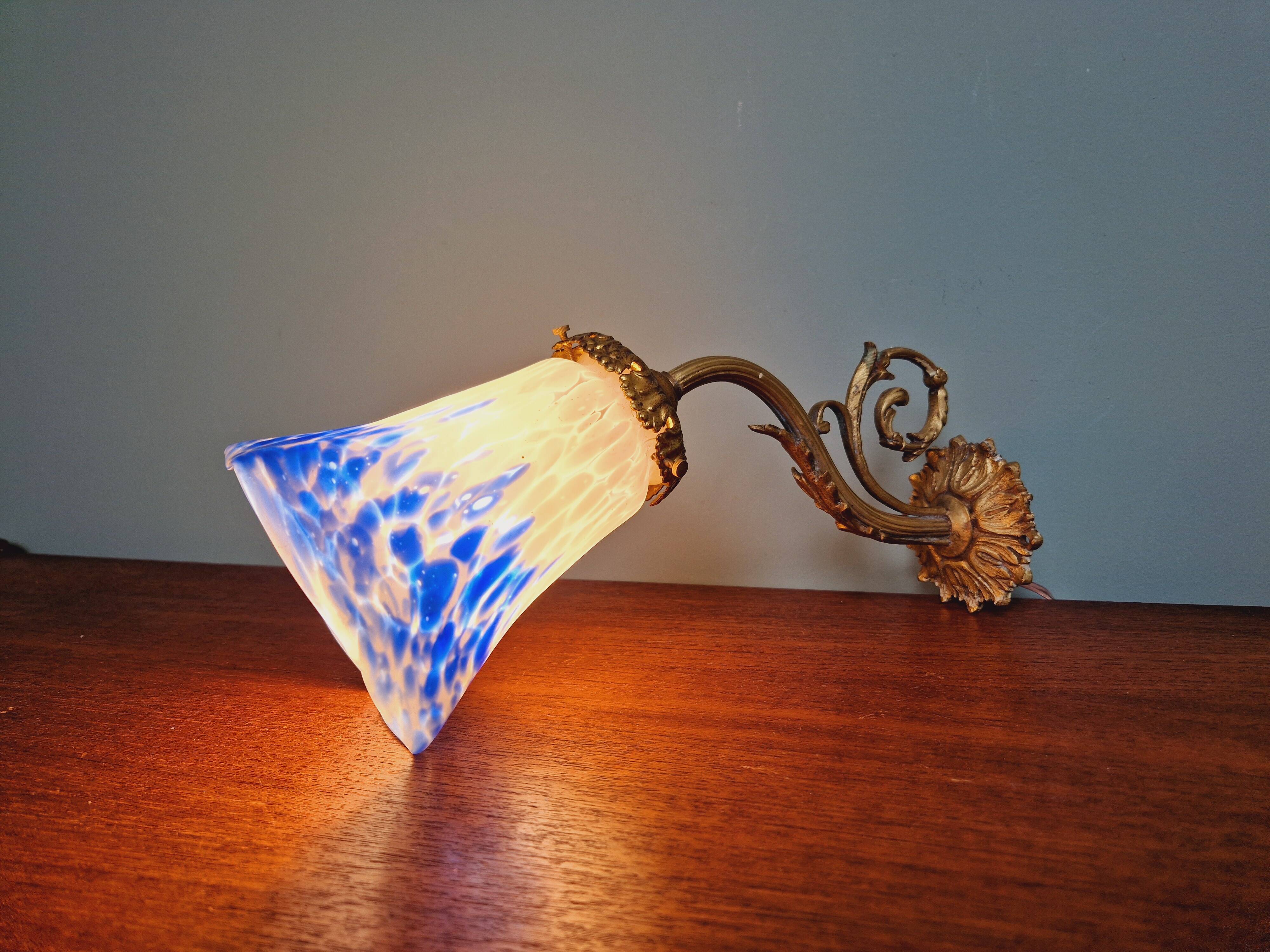 Wall light in gilded bronze and blue and white speckled glass