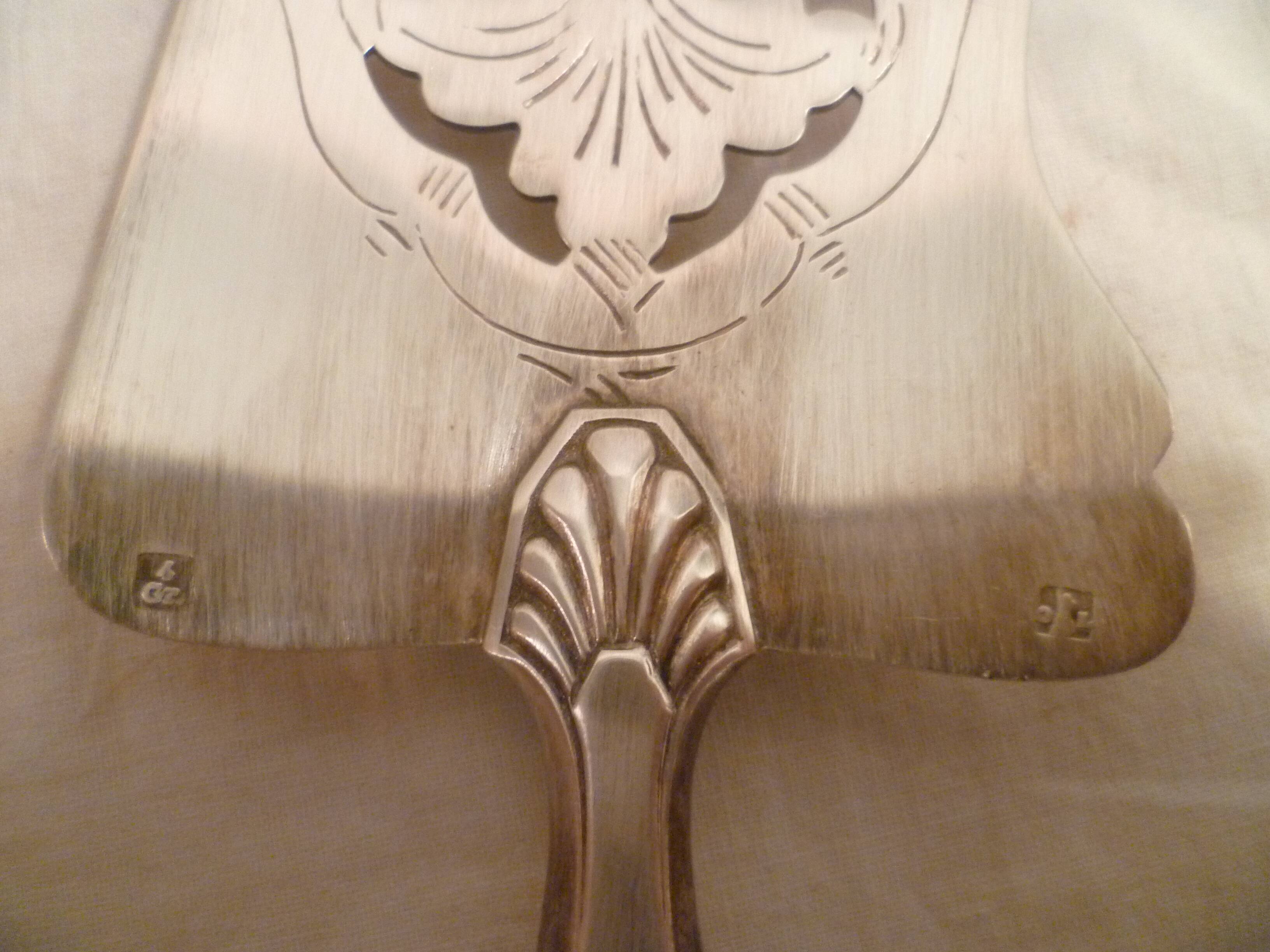 PIE AND CAKE SERVER IN ENGRAVED SILVER & OPENWORK CLASSIC FLORAL STYLE