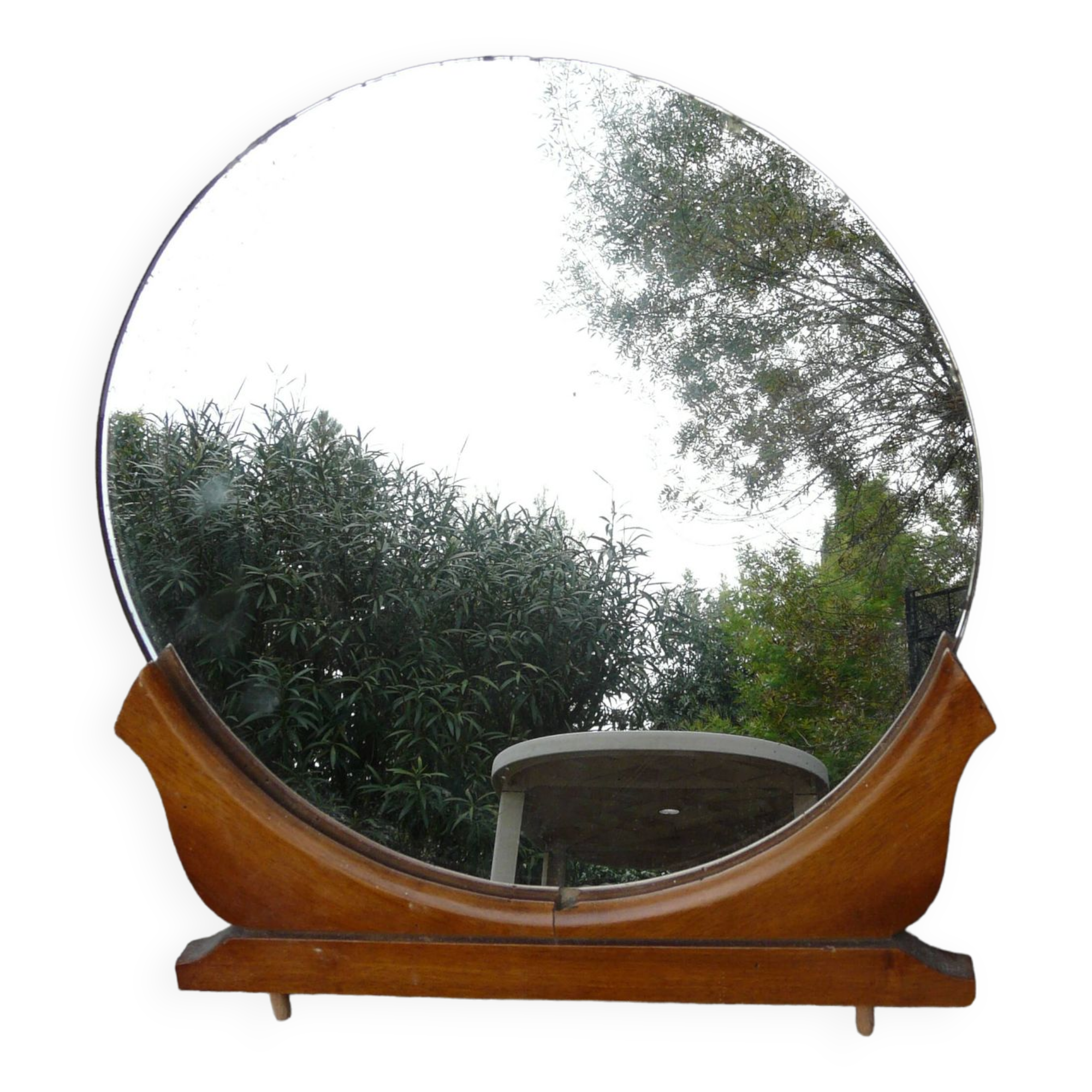 Round mirror on 60's furniture