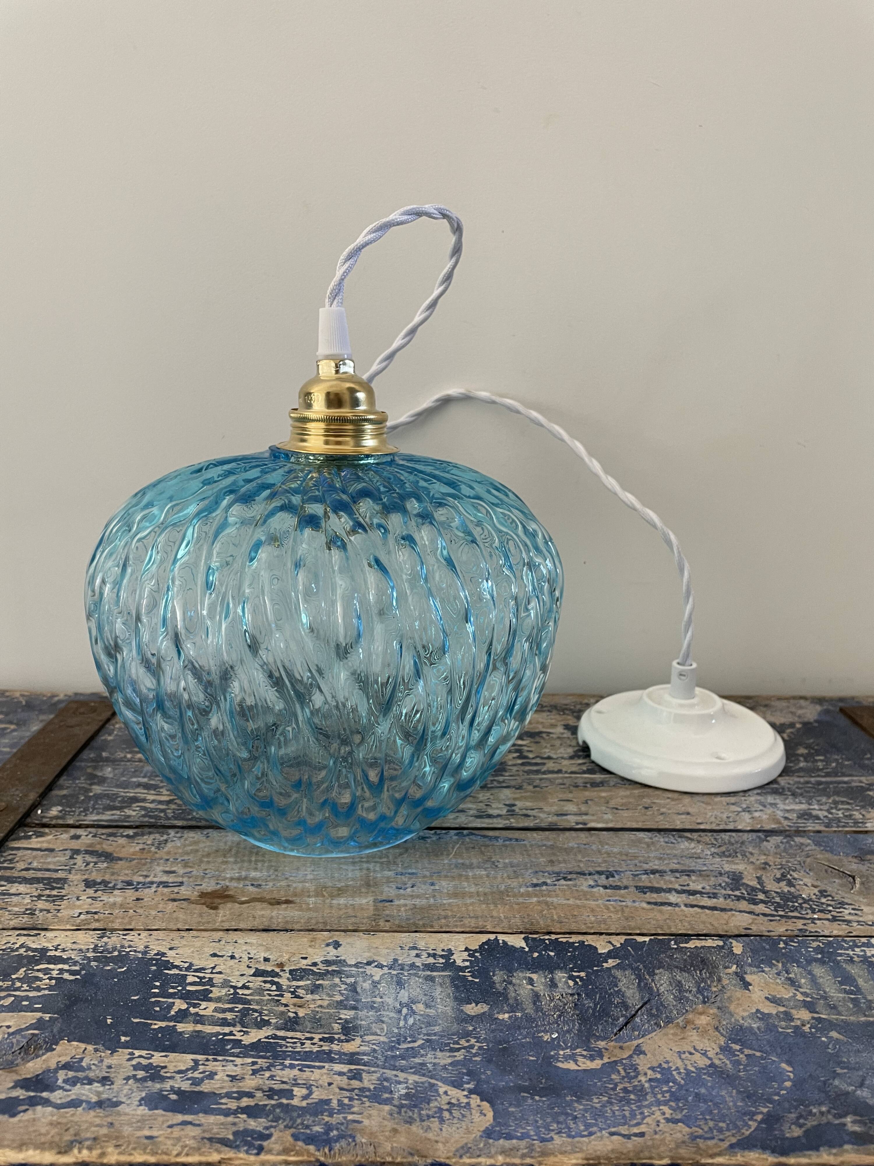 Suspension vintage bleue turquoise en verre ciselé électrifiée à neuf