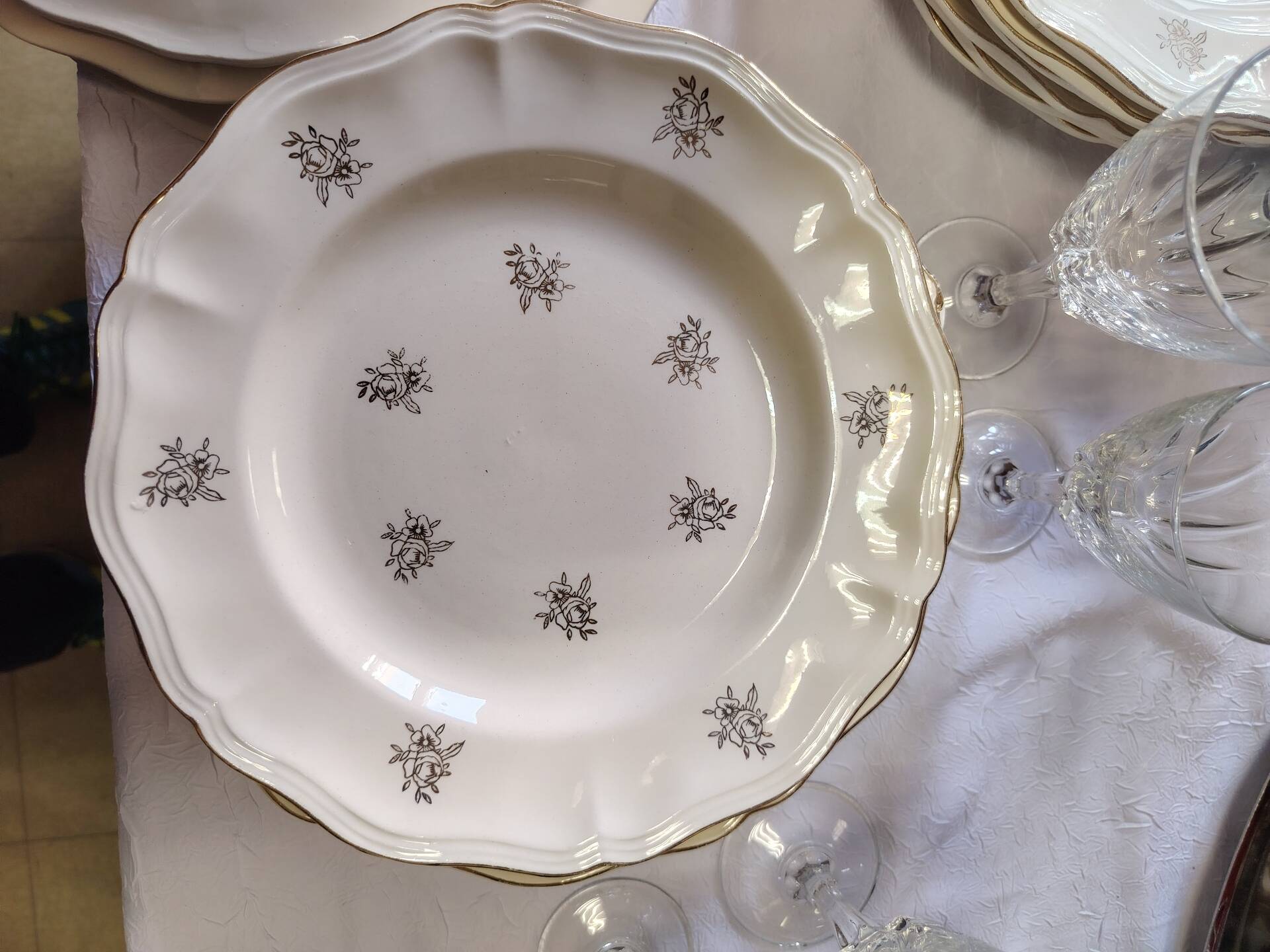 Sarreguemines set of 12 flat plates model Raphaël or flowers of F