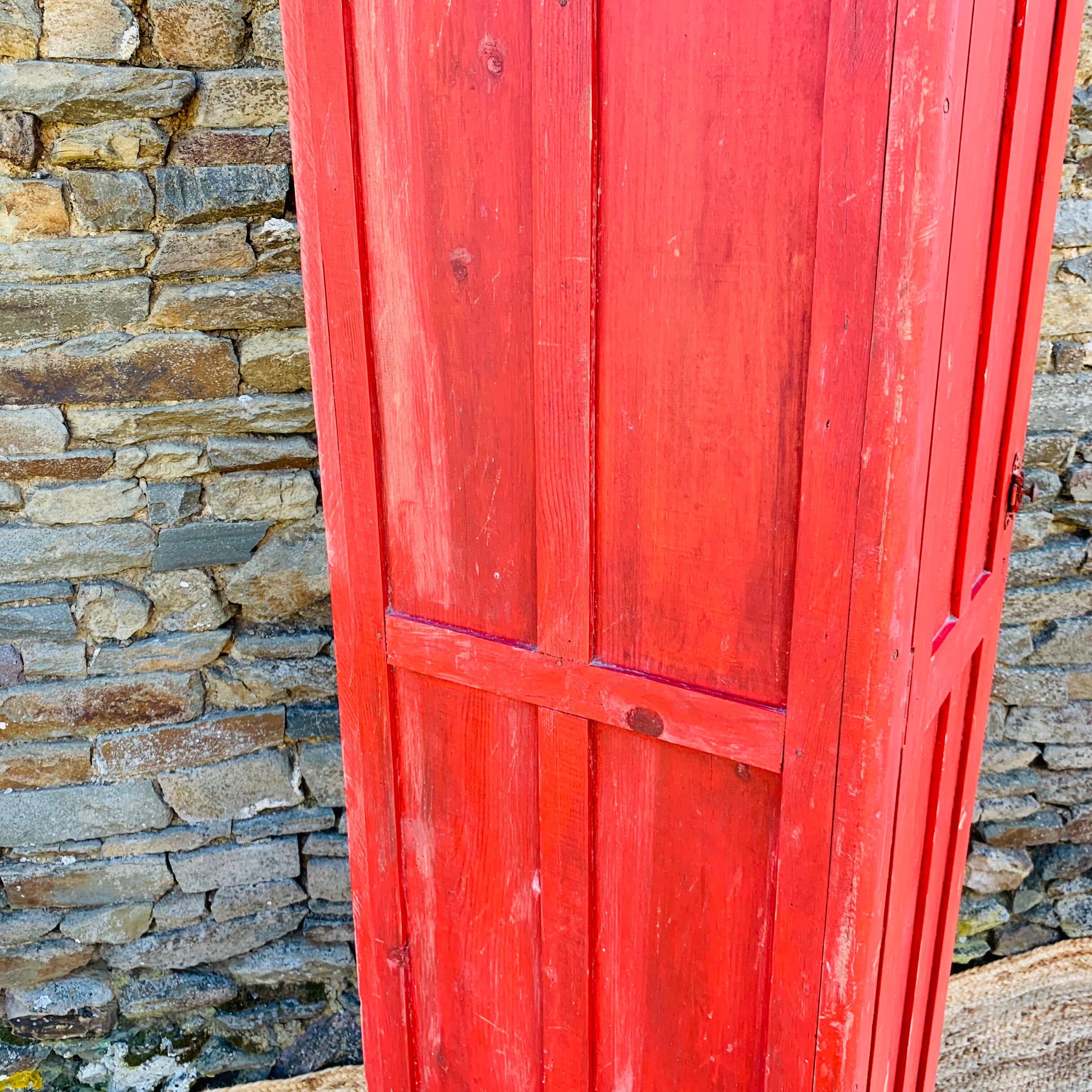 Red cloakroom 1 door