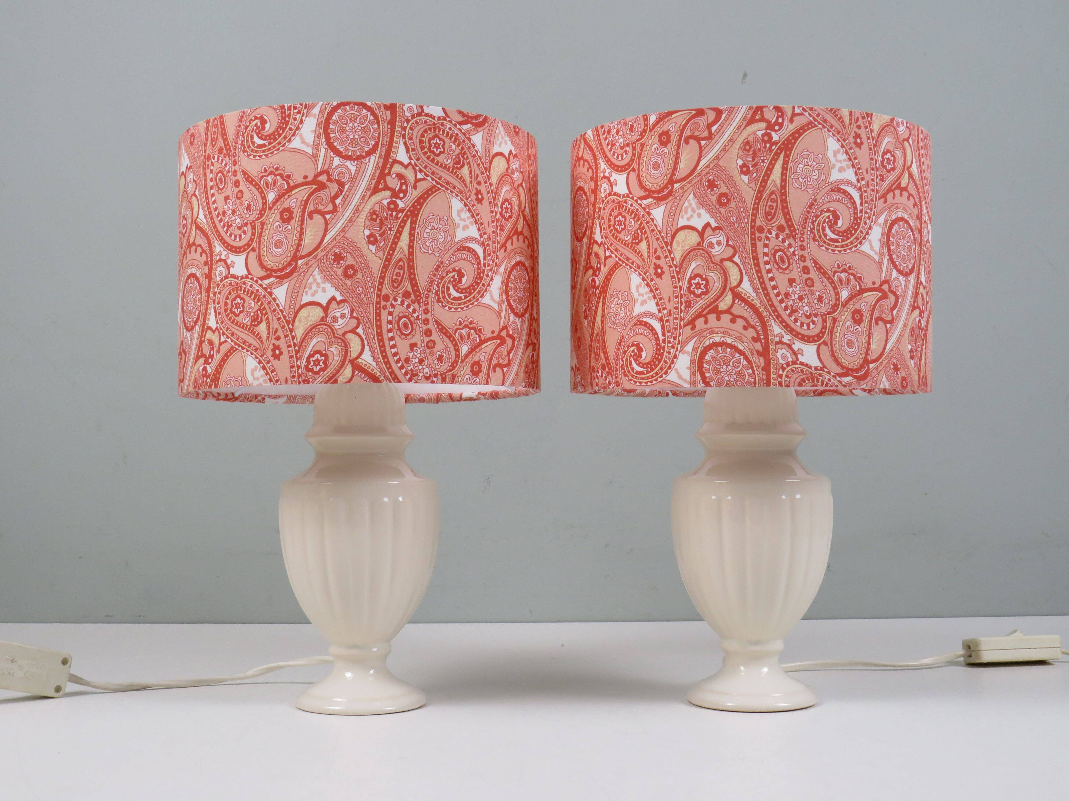 Lot de 2 lampes de chevet en céramique avec abat-jour à motif cachemire.