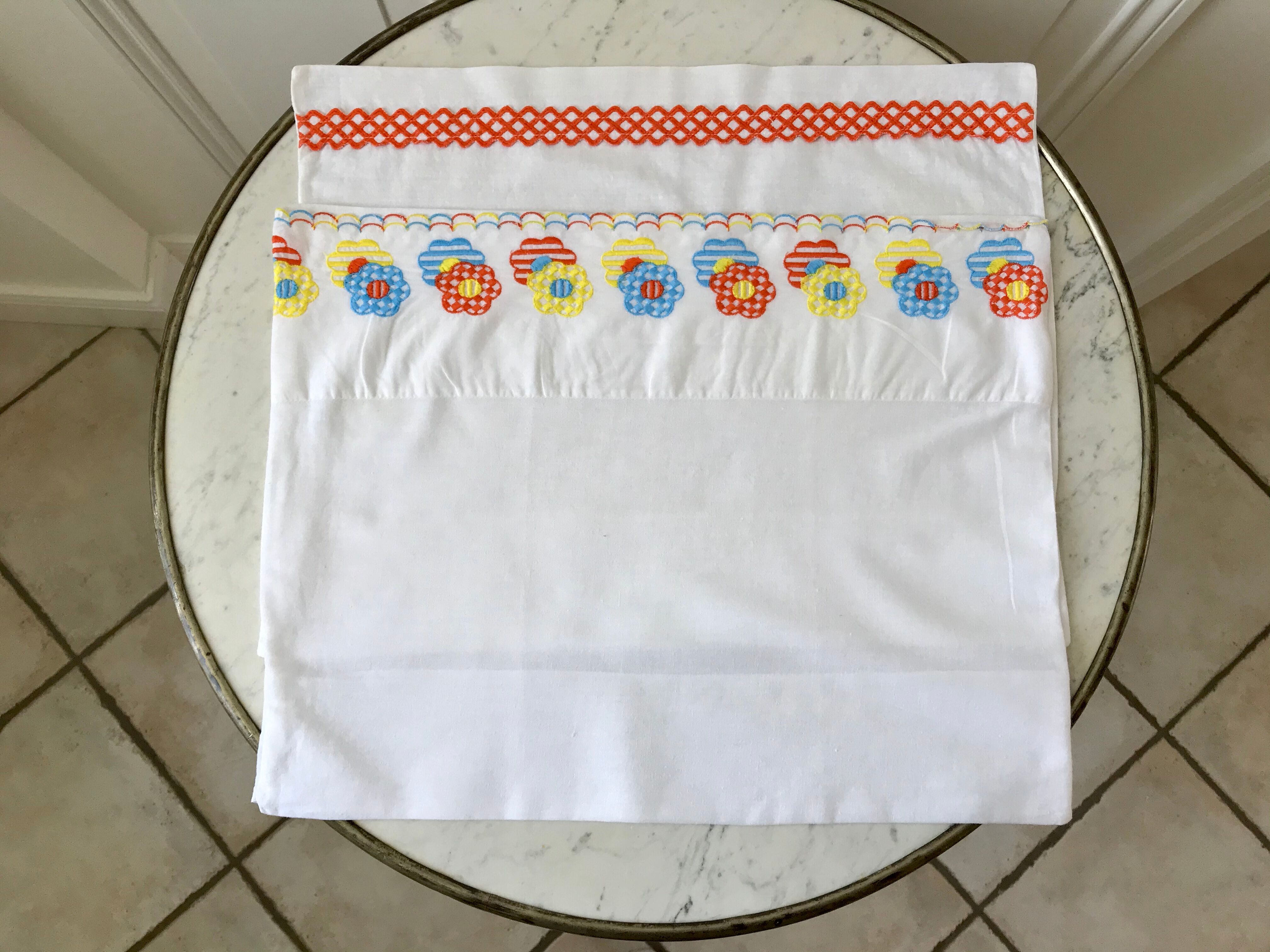 Duo of embroidered pillowcases baby / child vintage 70s