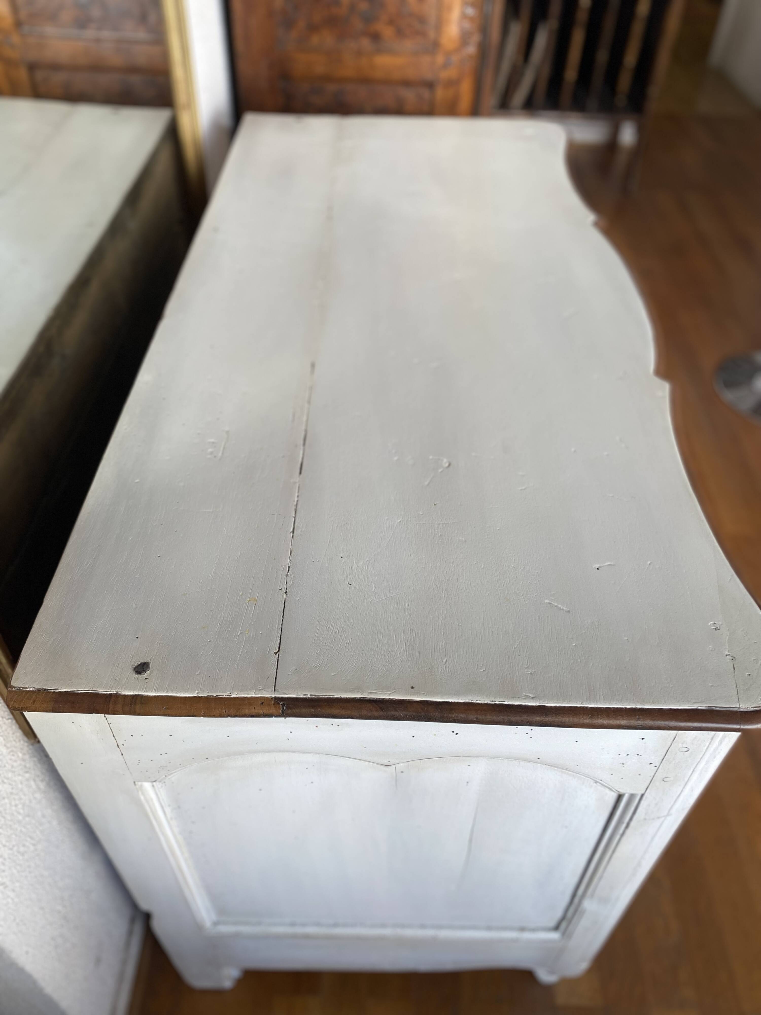 Commode arbalète patinée.