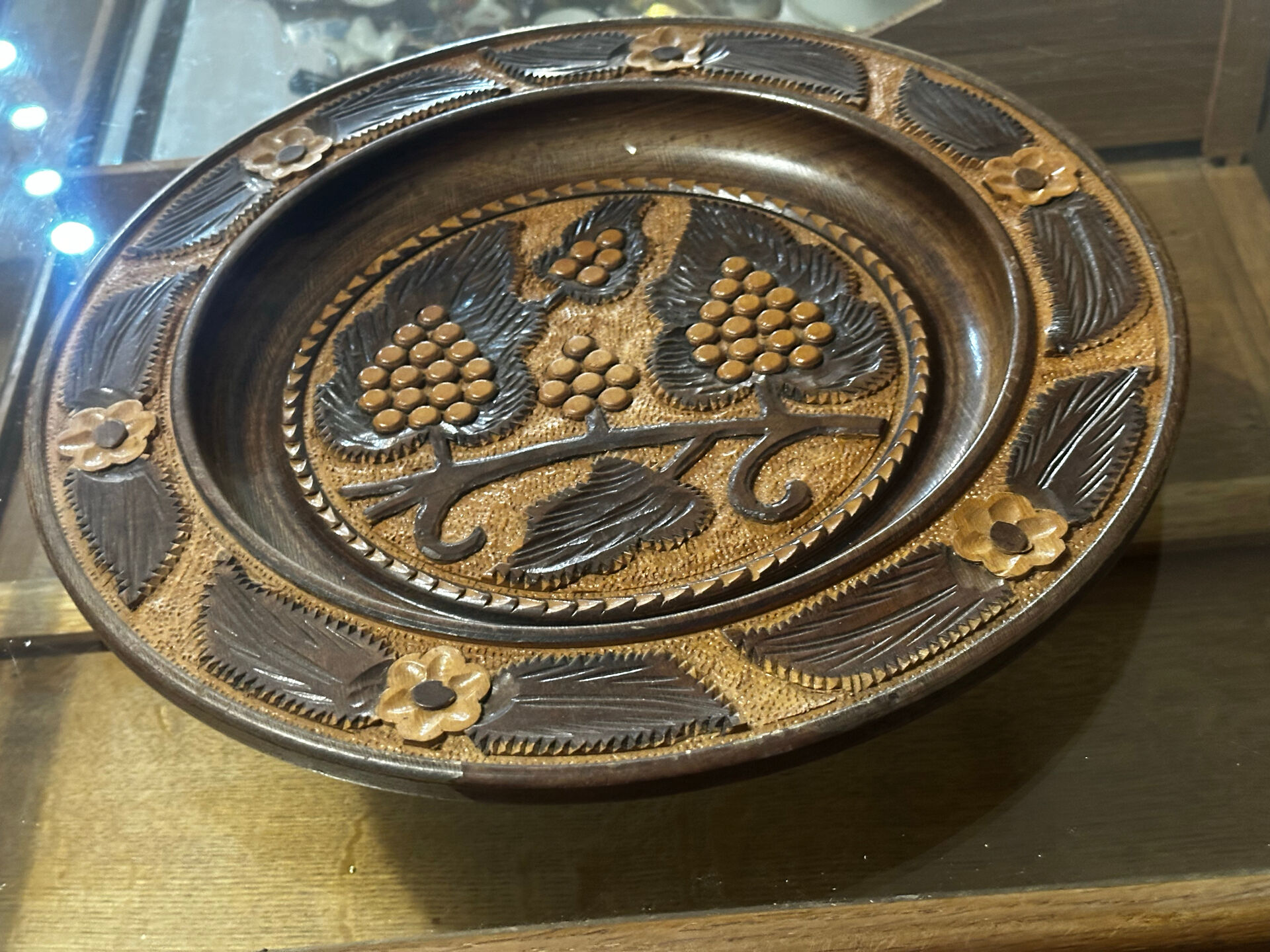 Carved wooden fruit bowl – Centrepiece with grape decoration