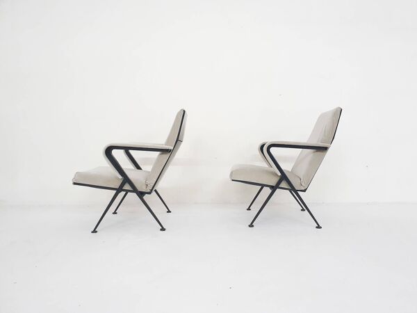 Set of two ''Repose'' lounge chairs by Friso Kramer for Ahrend de Cirkel, The Netherlands 1959