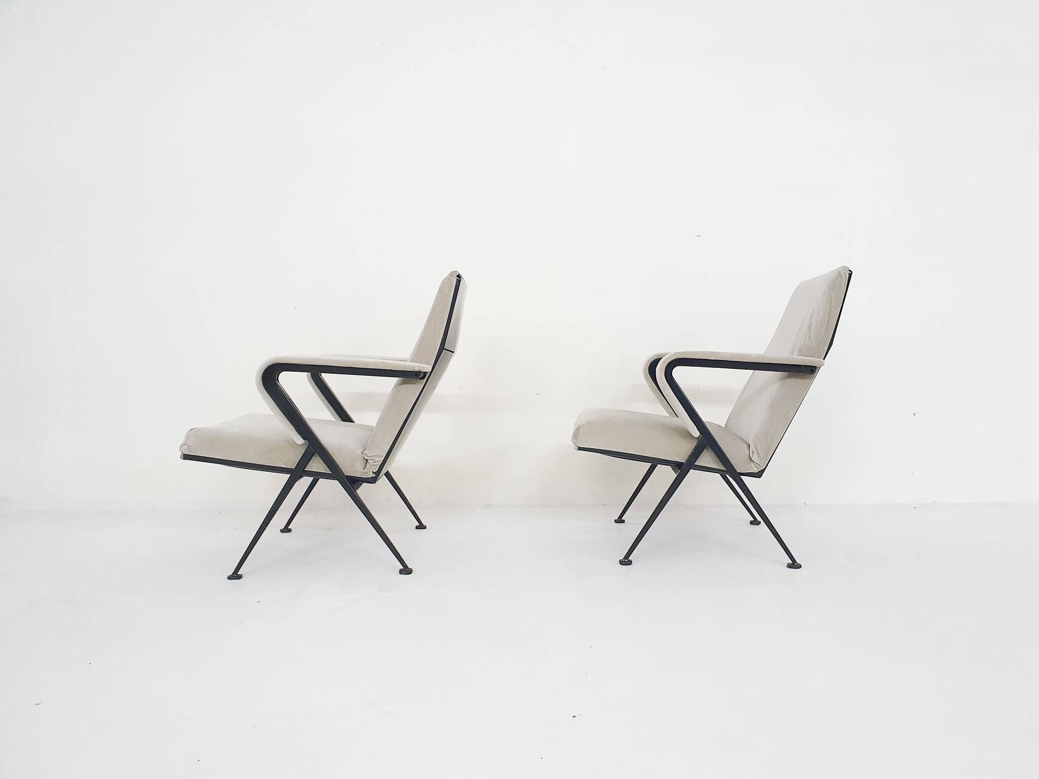 Set of two "Repose" lounge chairs by Friso Kramer for Ahrend de Cirkel, The Netherlands 1959