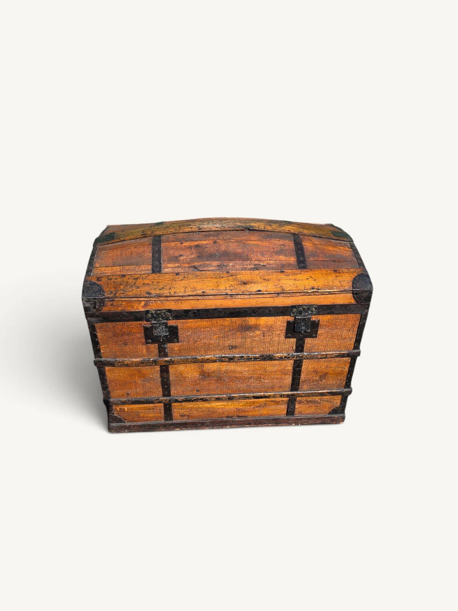 Coffre de voyage bombé ancien en bois et fer forgé – XIXe siècle