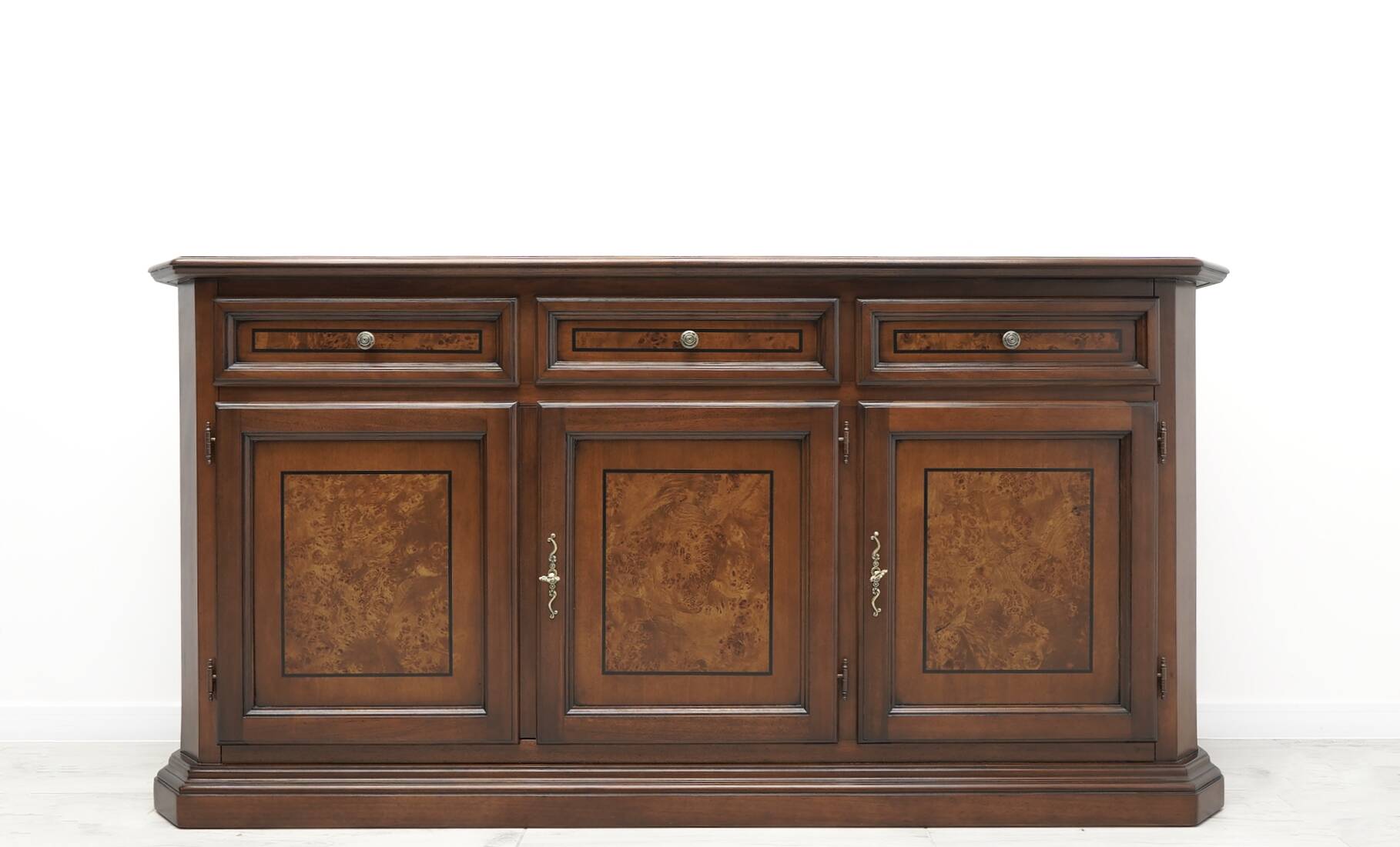 Elegant Italian chest of drawers. After professional renovation.