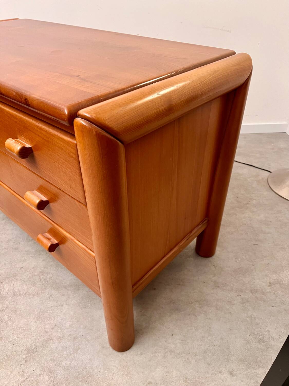 Ancienne commode 3 tiroirs en orme massif design années 70 brutaliste