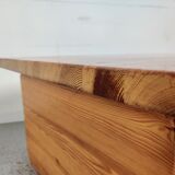Table basse brutaliste en pin massif années 80