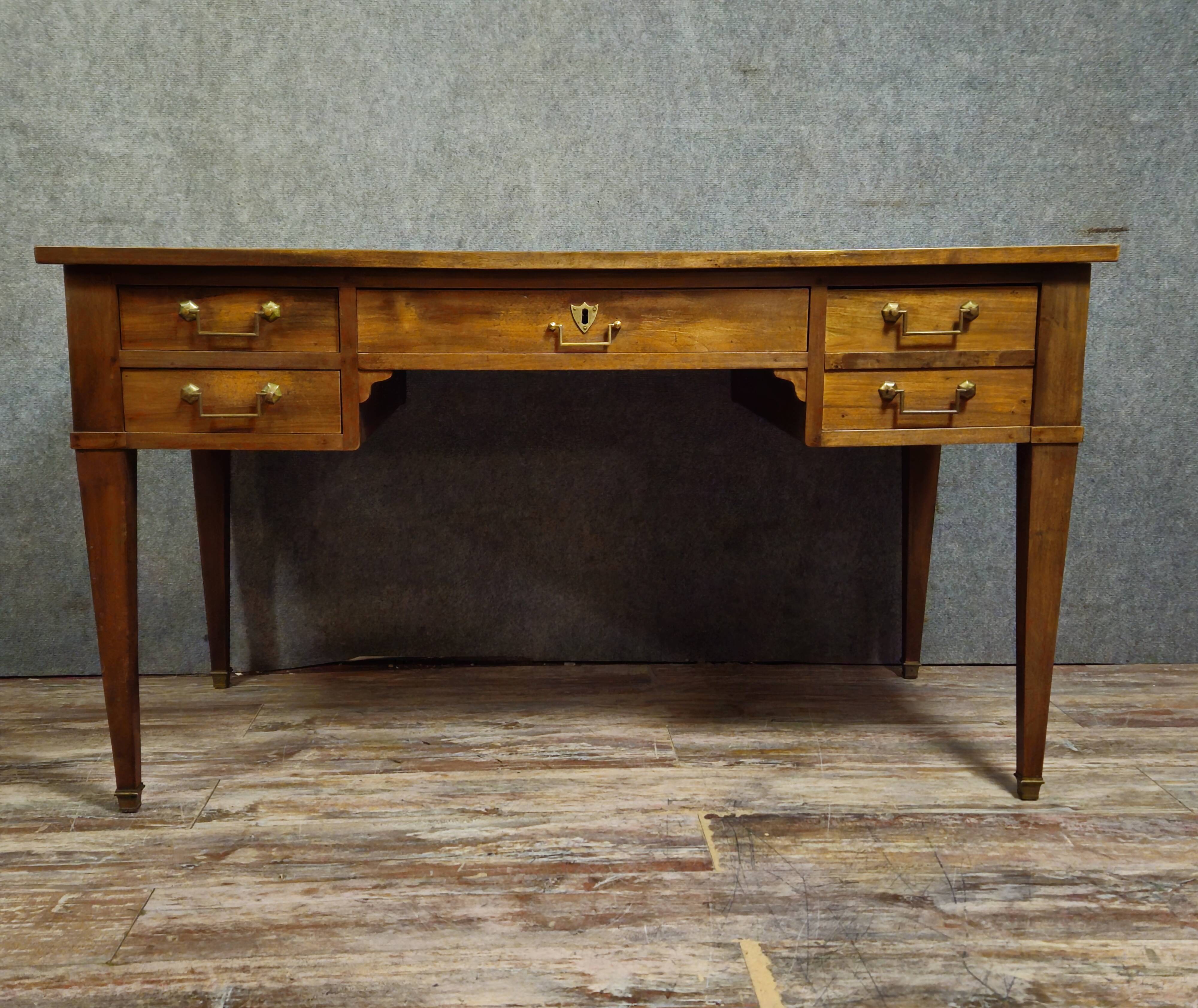 Flat desk from the Directoire period in walnut, 19th century work.