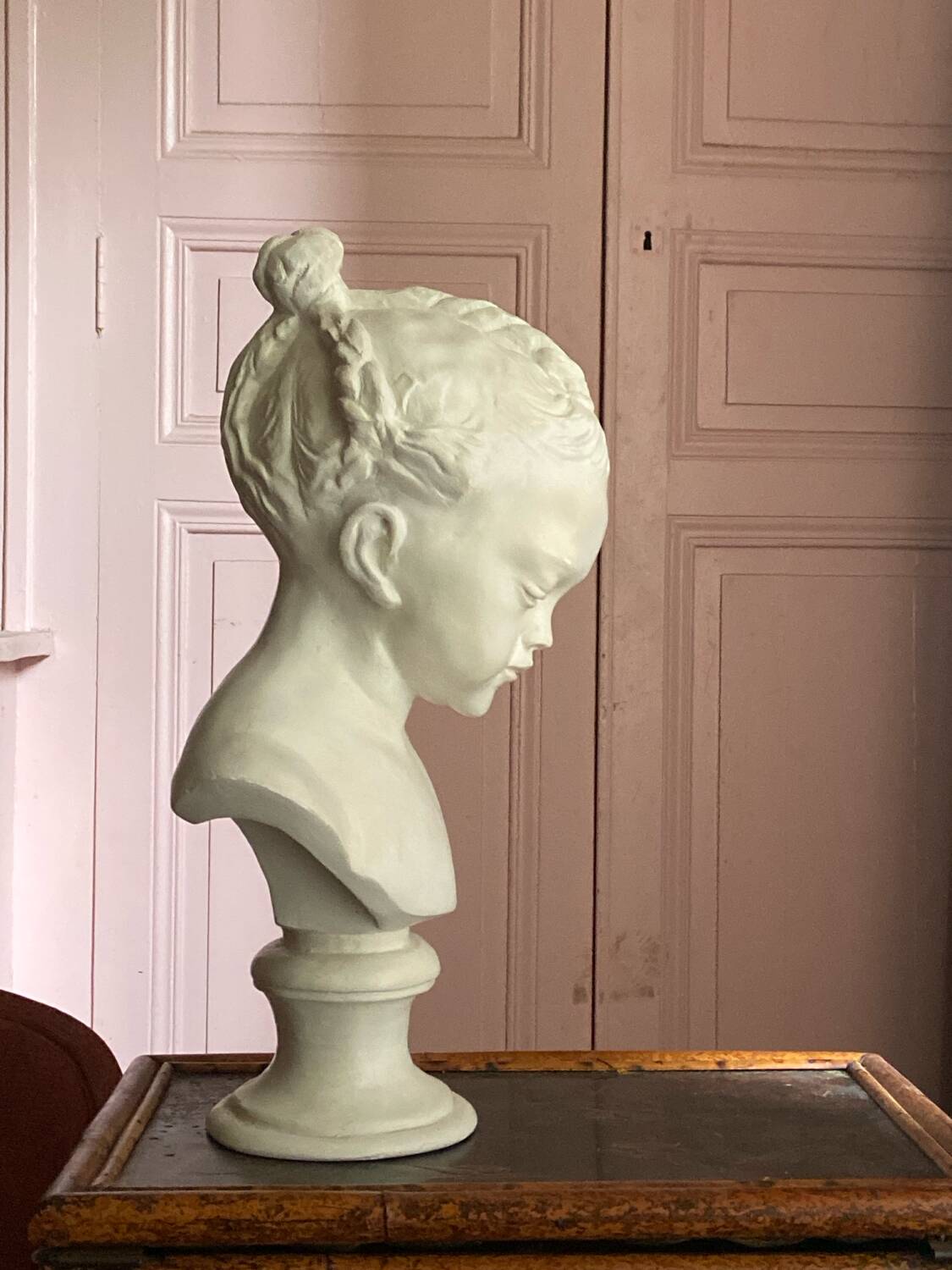 Sculpture en plâtre, buste d’enfant la boudeuse