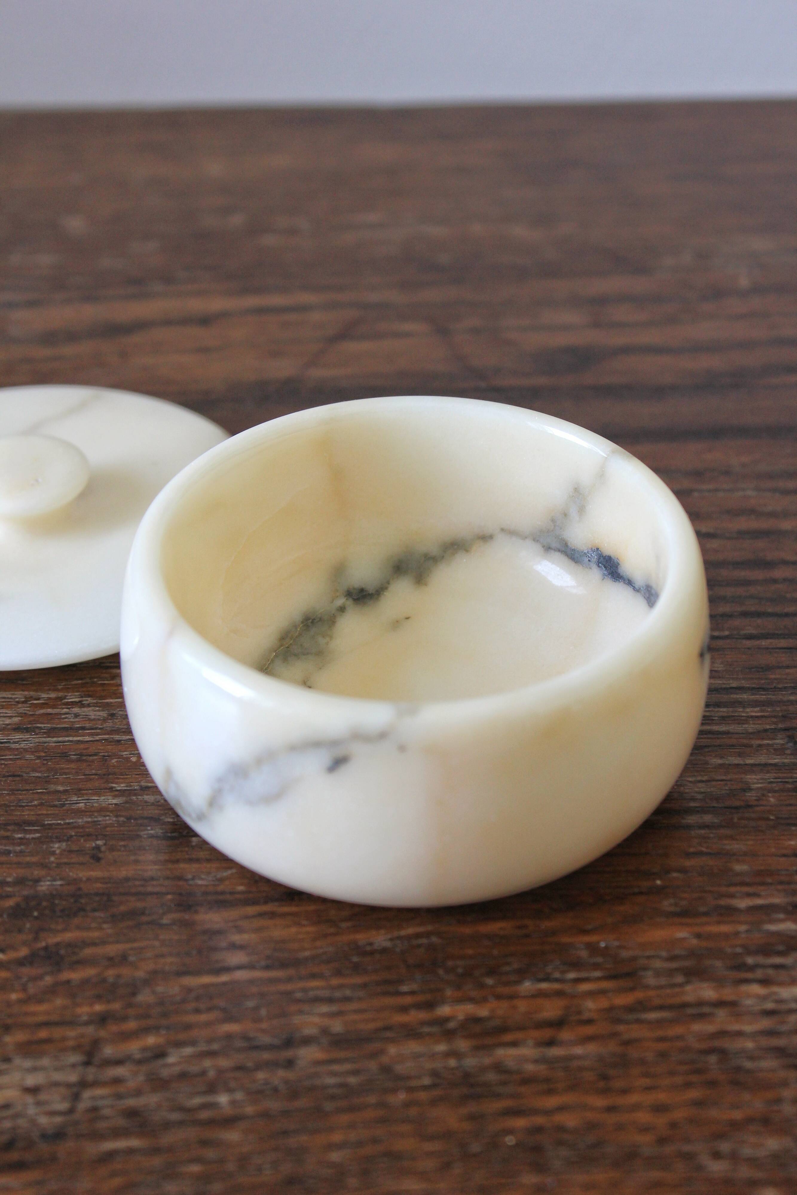 Round box in vintage beige marble