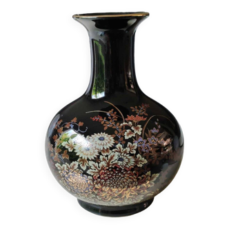 Vase Japonais forme boule en porcelaine. Décor de motifs floraux polychromes, rehauts or Made in Japan. Haut 20 cm