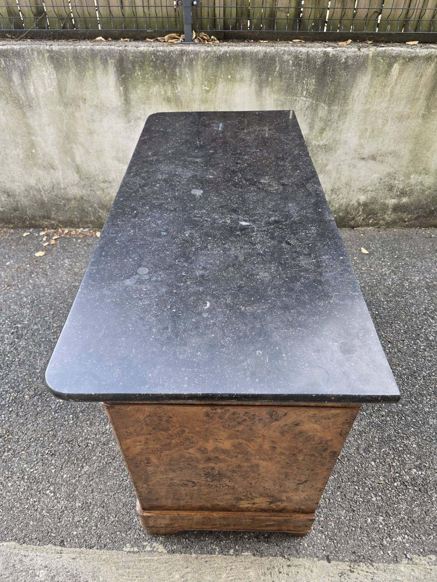 Restoration period commode in walnut burl and black marble – 19th century