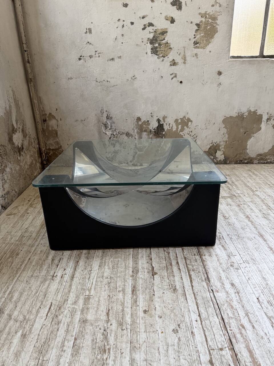 Table basse socle moulé et chrome, années 70