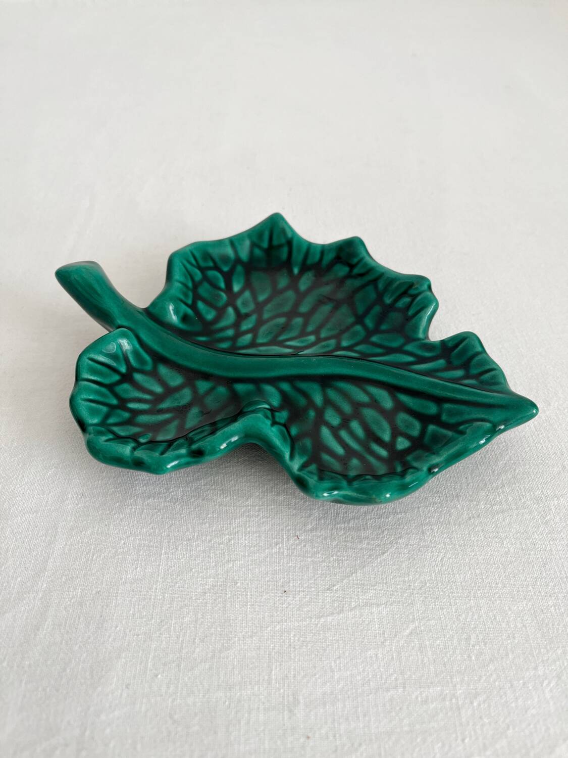 Vallauris green leaf slip bowl