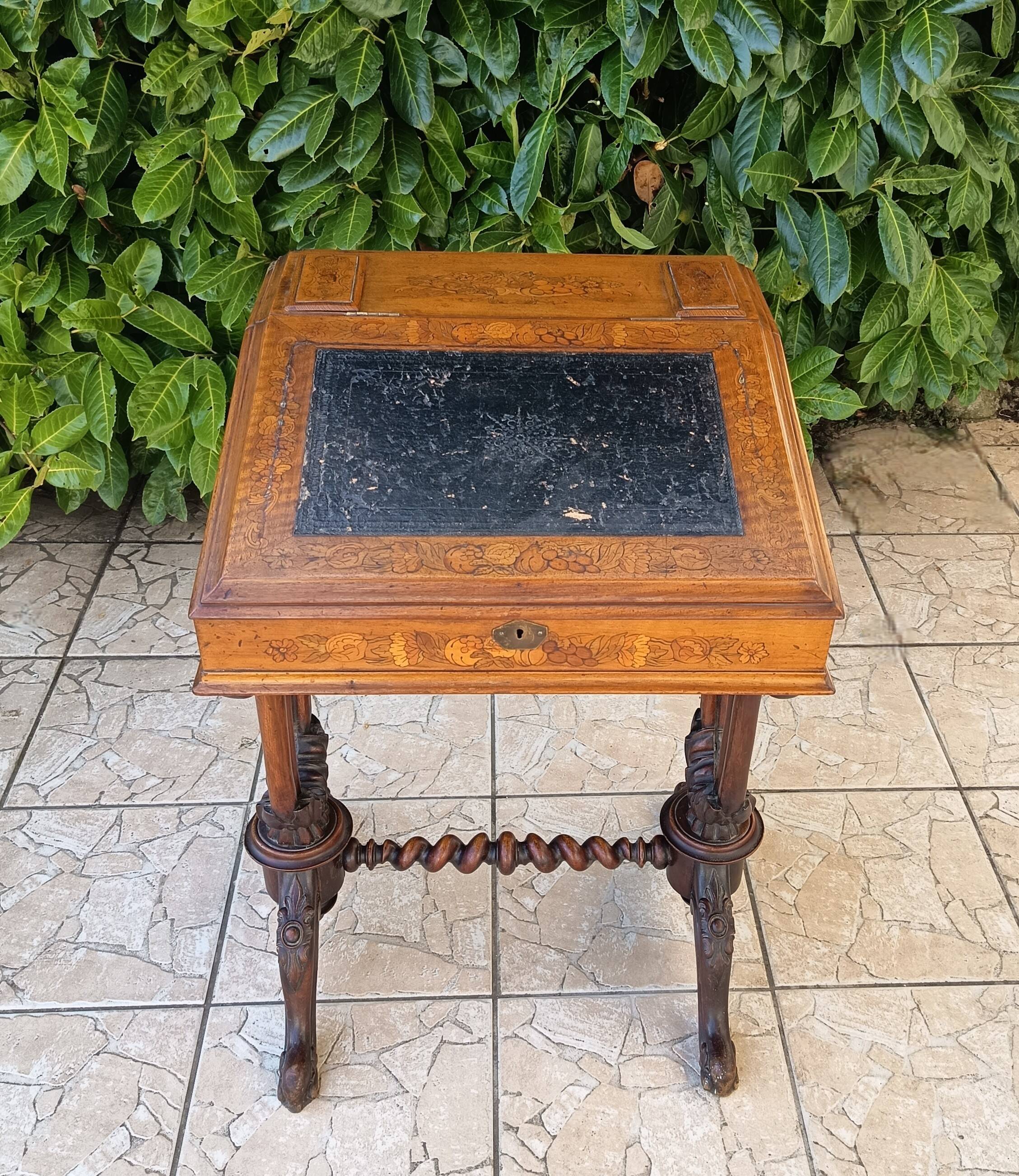 Davenport desk in marquetry walnut, Victorian period.