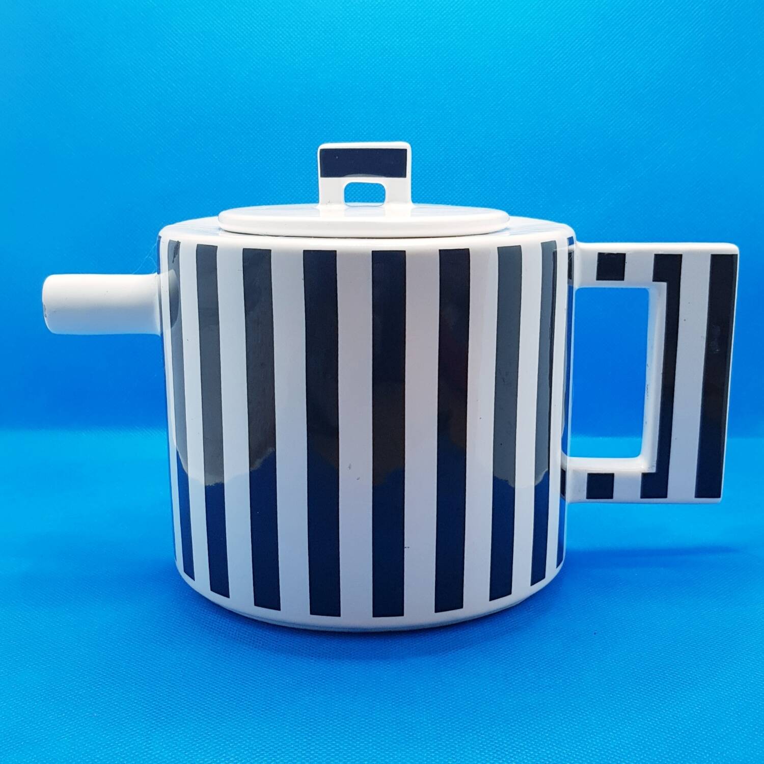 Grande théière rayée monochrome