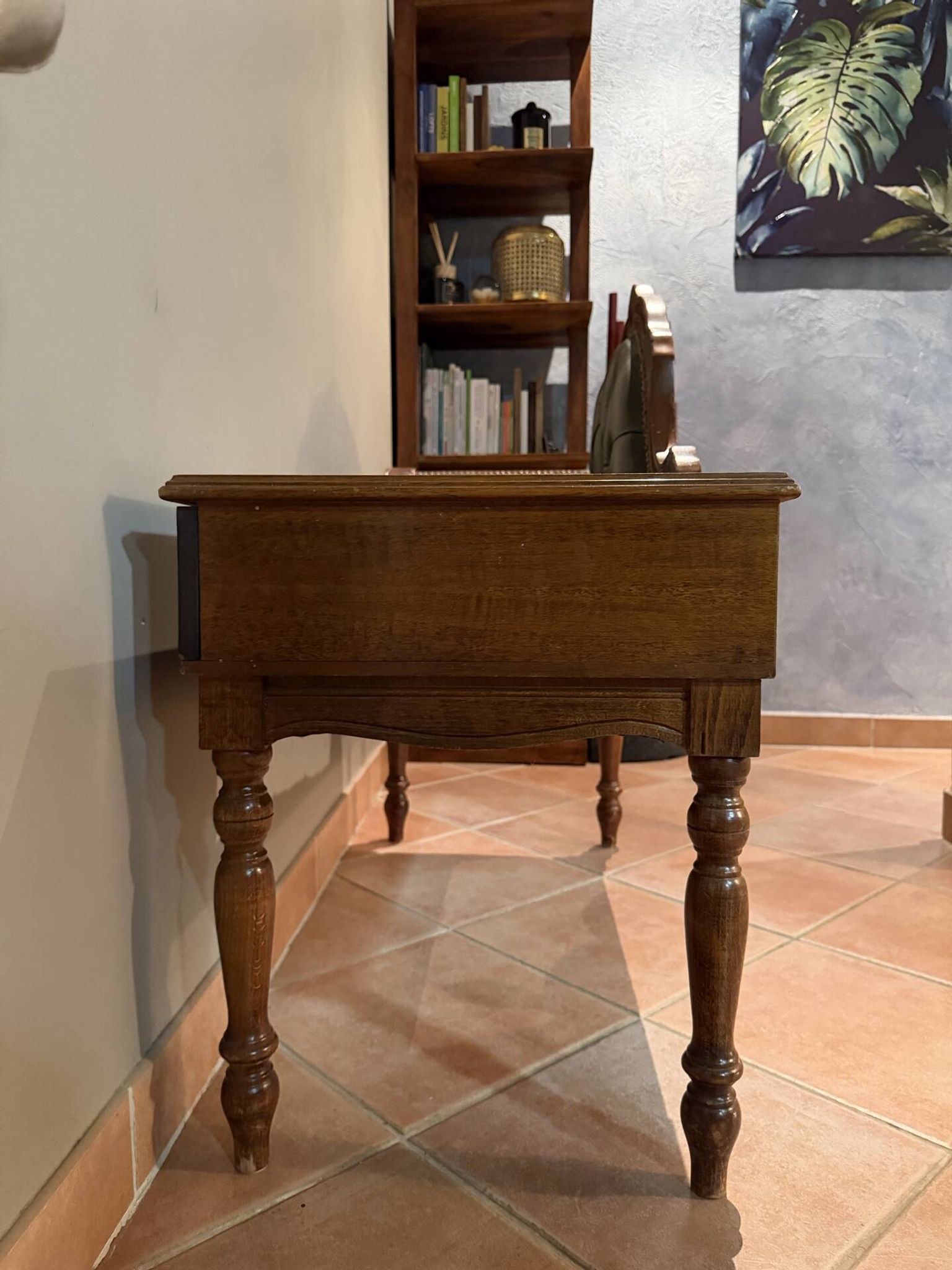 Banquette ancienne en bois sculpté avec assise capitonnée verte et tir