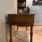 Banquette ancienne en bois sculpté avec assise capitonnée verte et tir