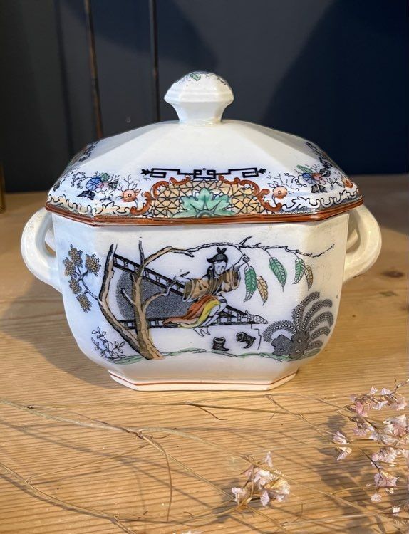 Covered casserole with Asian décor Luneville