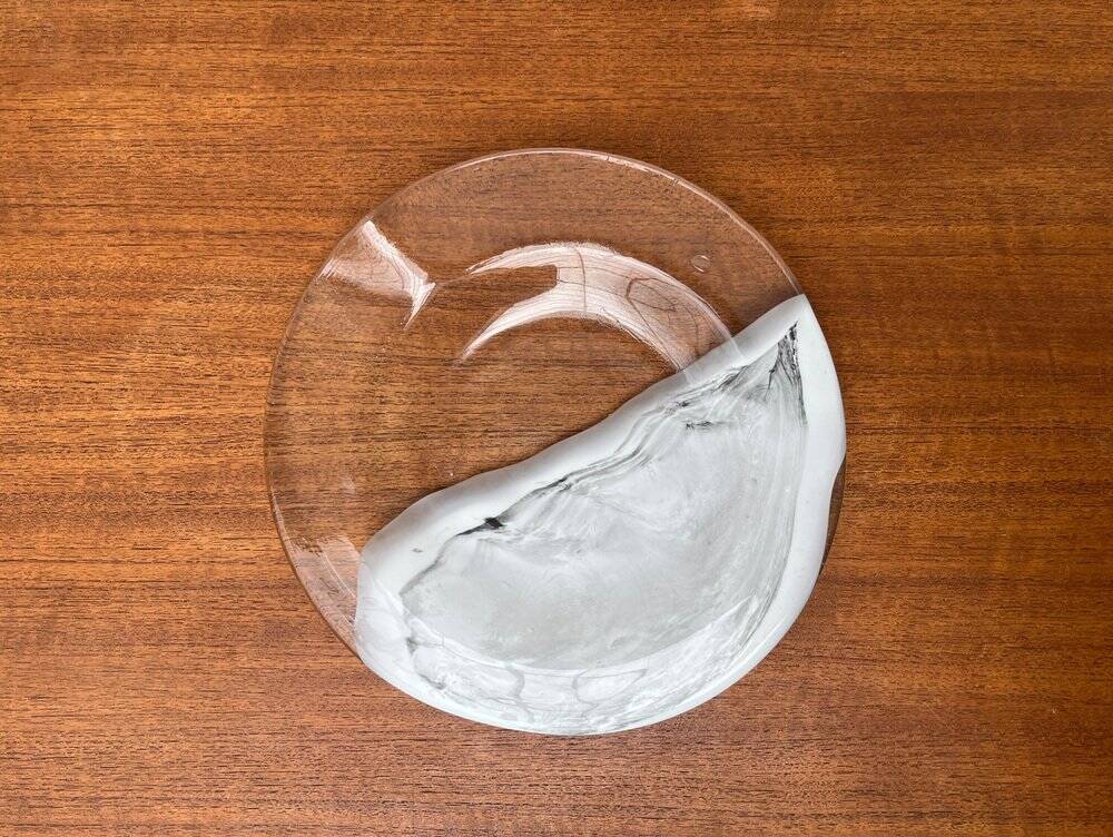 Vintage plate or bowl in German glass by Hans Jürgen Richartz for the Richartz art collection, Mathildenhütte, Solingen, Germany.