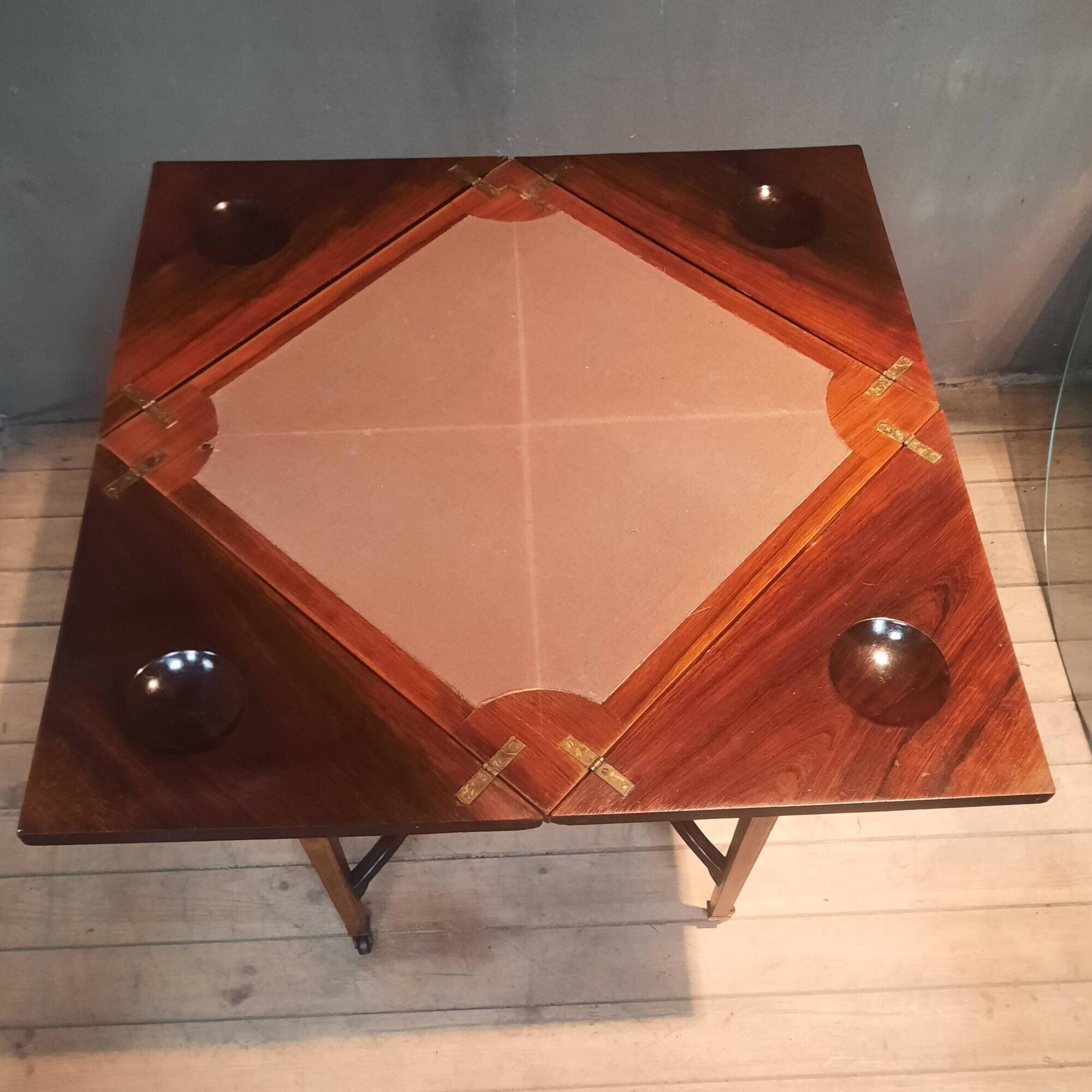 Table d'appoint, à jeu dite "mouchoir"