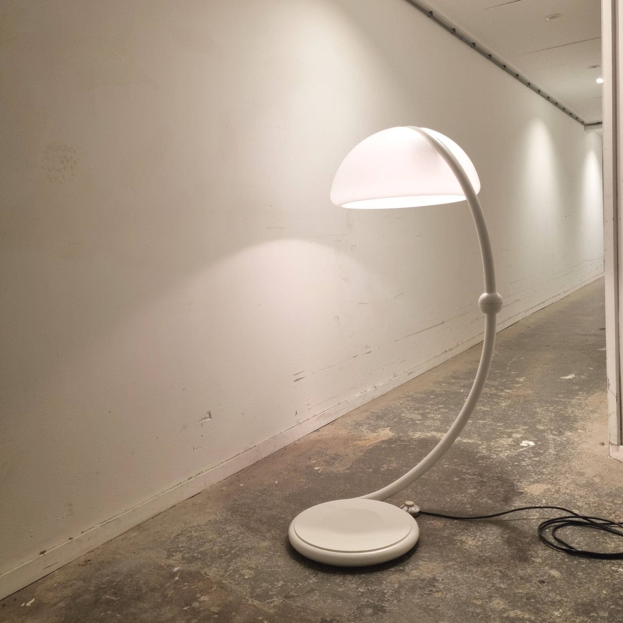 Lampadaire Serpente Blanc par Elio Martinelli pour Martinelli Luce