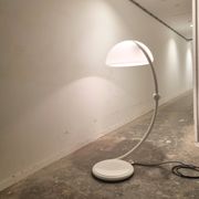 Lampadaire Serpente Blanc par Elio Martinelli pour Martinelli Luce