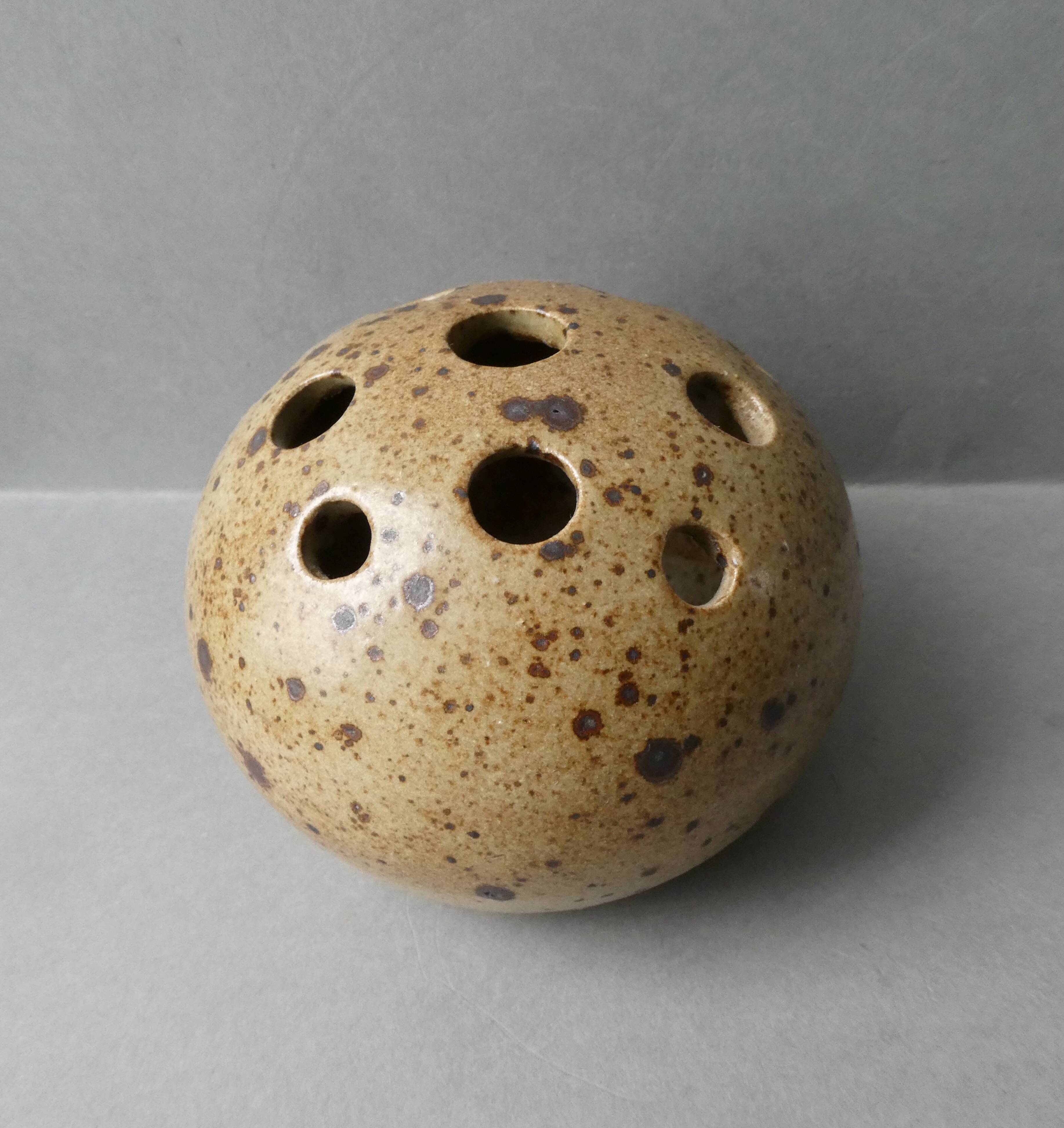 Flower vase, flower spike in pyrite sandstone