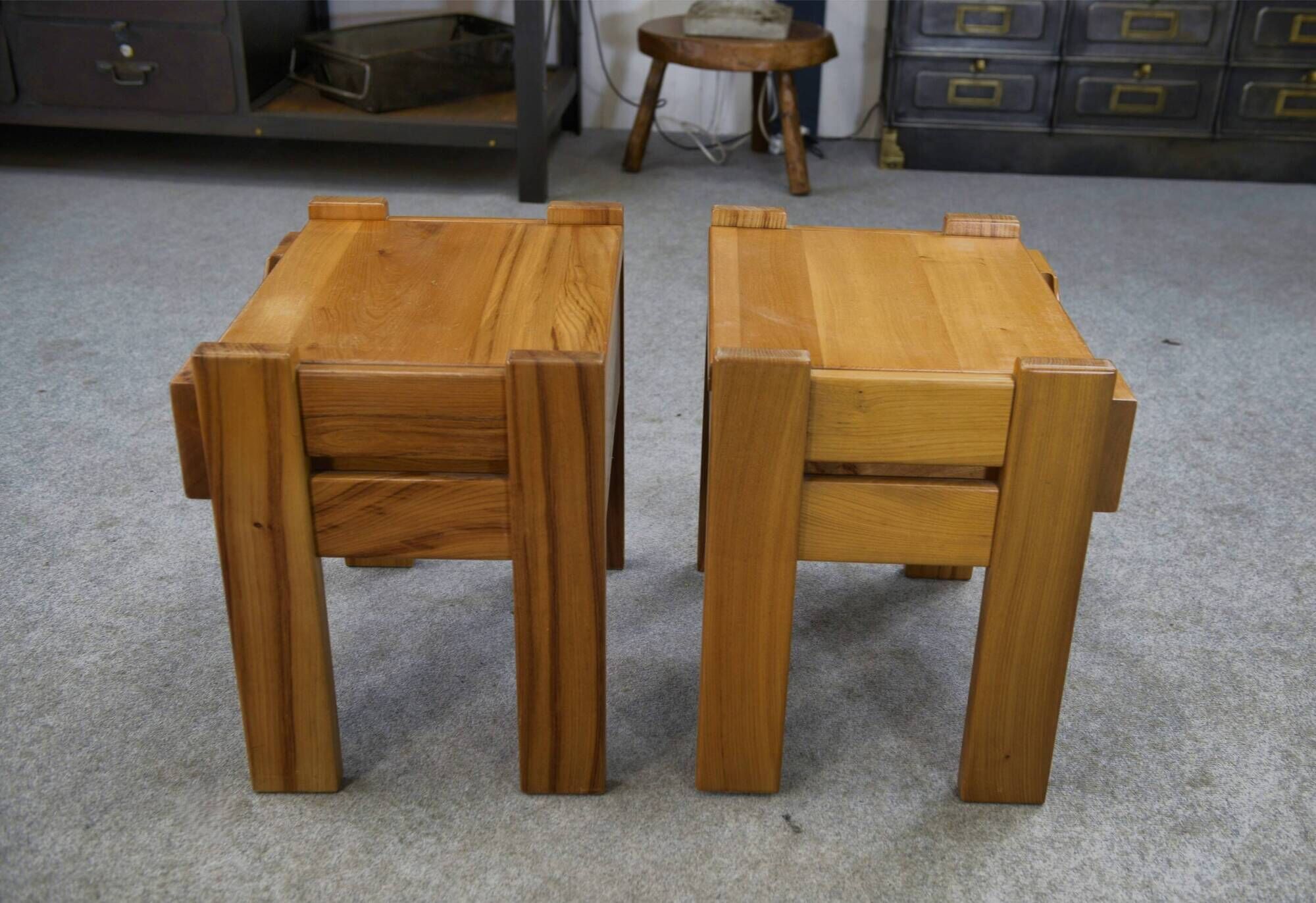 Paire de chevets en orme pour Maison REGAIN 1970’s
