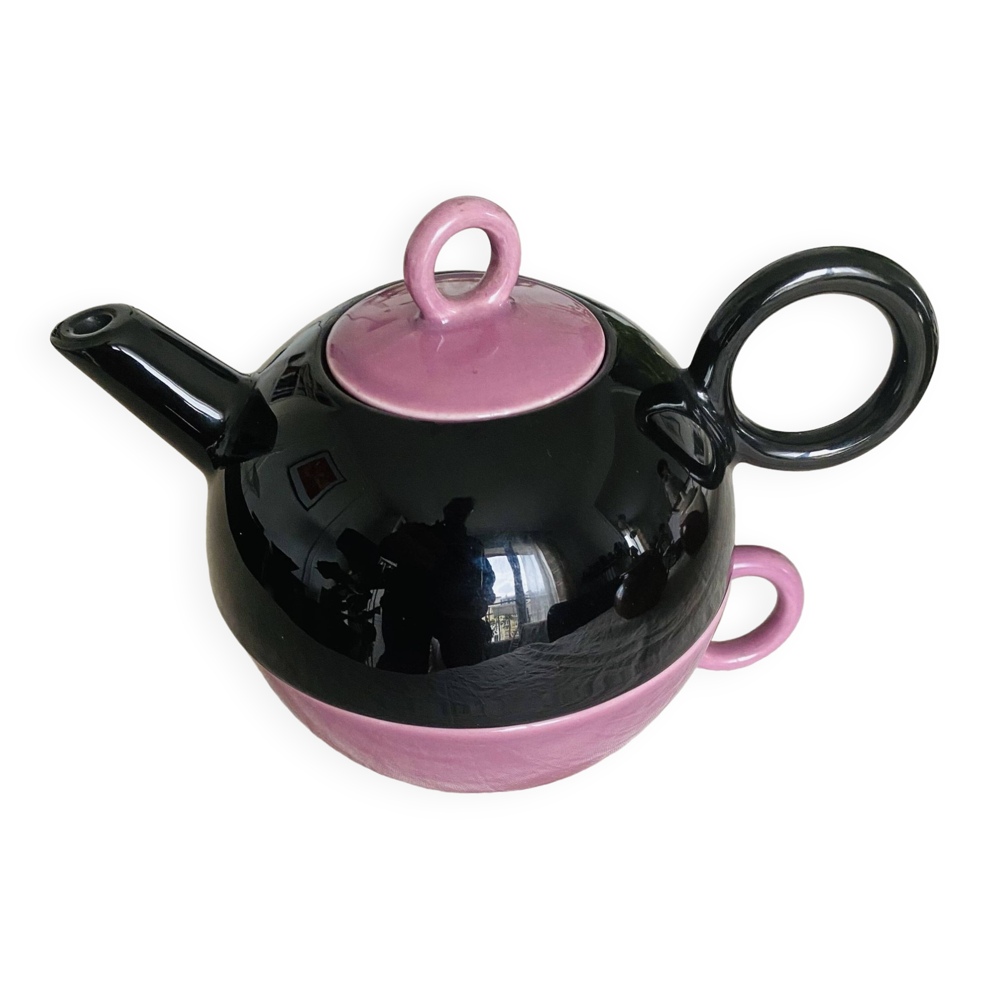 Selfish teapot and its cup